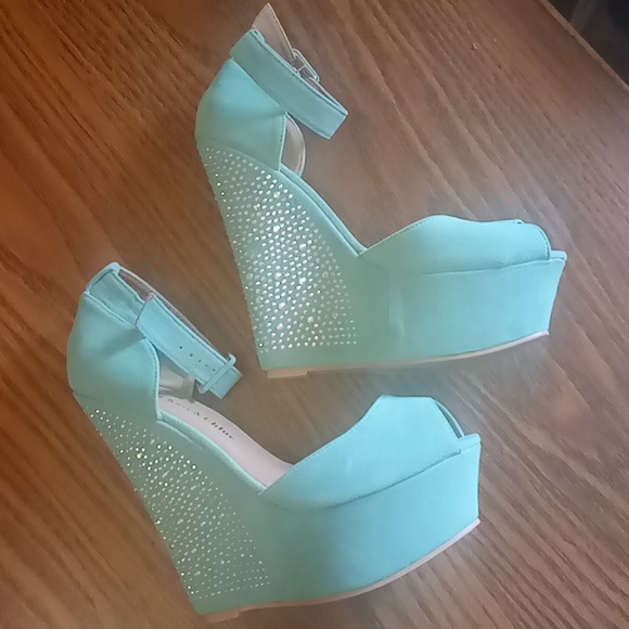 Nwt Platform heels - Picture 3 of 4